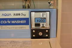 洗濯機は1回200円、乾燥機は30分100円で利用できます。(2020-01-10,共用部,LAUNDRY,2F)