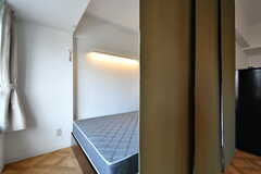 ベッドスペースはカーテンで仕切ることができます。（303号室）(2018-02-23,専有部,ROOM,3F)