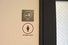 女性用ランドリールームのサイン。4階の設備は女性専用です。(2018-02-23,共用部,LAUNDRY,4F)