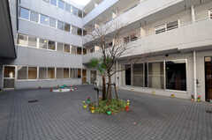 建物の中心に四角いテラスがあります。(2011-03-04,共用部,OTHER,1F)