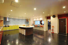 シェアハウスのキッチンの様子。広くてキッチンスタジオのよう。(2011-03-04,共用部,KITCHEN,1F)
