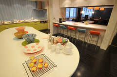 お料理教室が開けるくらい、広々とした空間。(2011-03-04,共用部,KITCHEN,1F)