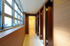 男女共用のシャワールームの廊下。奥が女性専用のスペースです。(2011-03-04,共用部,BATH,1F)