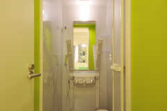 座って浴びられるシャワーも設置されています。(2011-03-04,共用部,BATH,1F)