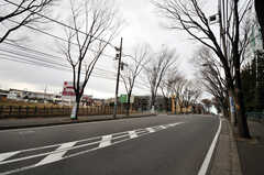 シェアハウスから東急田園都市線・たまプラーザ駅へ向かう道の様子。(2011-03-04,共用部,ENVIRONMENT,1F)