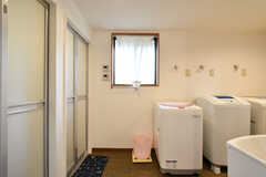 シャワールームの脱衣室とランドリールームが一体になっています。(2020-12-16,共用部,OTHER,1F)