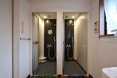 シャワールームの様子。脱衣スペースは2室の共用です。(2020-12-16,共用部,BATH,1F)