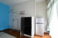 収納棚と冷蔵庫の様子。（101号室）(2020-12-16,専有部,ROOM,1F)