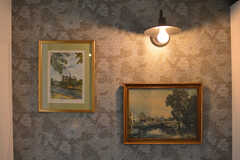 壁には絵が飾られています。(2021-05-26,共用部,LIVINGROOM,1F)