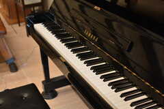 名前の通り、ピアノが置かれています。(2021-05-26,共用部,LIVINGROOM,1F)