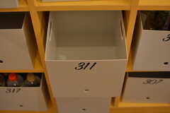 部屋ごとに収納ボックスがひとつ割り当てられています。(2021-05-26,共用部,KITCHEN,1F)