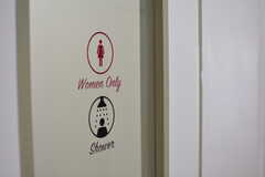 女性用シャワールームのサイン。(2021-05-26,共用部,BATH,2F)