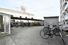自転車置き場の様子。屋根付きです。(2021-05-26,共用部,GARAGE,1F)