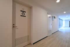 廊下の様子3。左手のドアはランドリールームと喫煙室です。(2018-08-03,共用部,OTHER,1F)