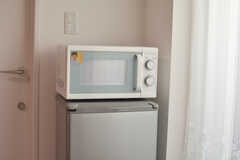 リビングの電子レンジと冷蔵庫は入居者さんの私物を共用で使っているそう。(2021-10-07,共用部,KITCHEN,2F)