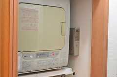 洗濯機は無料、乾燥機はコイン式です。(2014-10-23,共用部,LAUNDRY,1F)