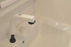 洗面台にはシャワー水栓が設置されています。(2014-10-23,共用部,OTHER,1F)