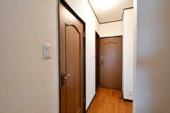 リビングから見た廊下の様子。左手前がバスルーム、左奥がトイレ、突き当たりが専有部です。(2020-07-29,共用部,OTHER,3F)