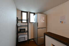 廊下には冷蔵庫とキッチン家電が設置されています。(2020-07-29,共用部,OTHER,4F)