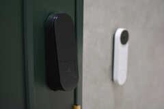 玄関の鍵はカード式。カードキーの隣にはインターホンもあります。(2022-11-21,周辺環境,ENTRANCE,4F)