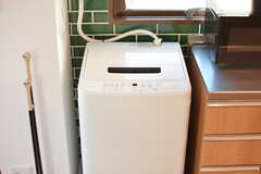 キッチンの一角に洗濯機が設置されています。(2022-11-21,共用部,LAUNDRY,4F)