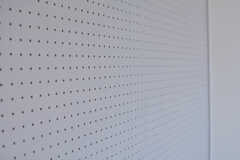 壁の一部は有孔ボードが使われていて、アレンジも可能です。（402号室）(2022-11-21,専有部,ROOM,4F)