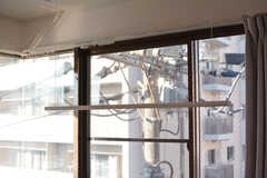 窓際では洗濯物が干せます。使用しないときは、天井に収納しておけます。（402号室）(2022-11-21,専有部,ROOM,4F)