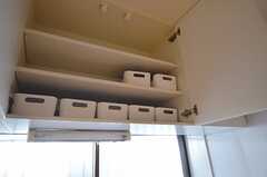 戸棚には各部屋ごとの収納ボックスが。(2015-12-01,共用部,KITCHEN,1F)