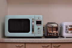 食器棚には電子レンジや炊飯器が用意されています。(2019-04-23,共用部,KITCHEN,1F)