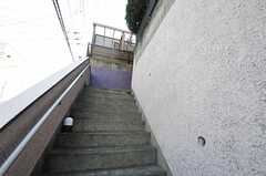 階段を上がって正面玄関へ。(2012-12-11,共用部,OTHER,1F)