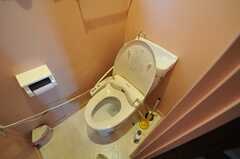 階段前にあるトイレ。ウォシュレット付きです。(2010-07-01,共用部,TOILET,1F)