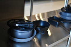 鍋類はキッチン下に収納されています。(2020-06-11,共用部,KITCHEN,1F)