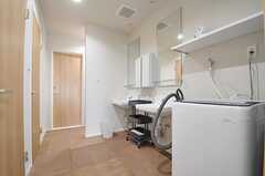 廊下には洗面台と洗濯機が設置されています。(2013-05-27,共用部,OTHER,4F)