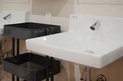洗面台は、自動水栓です。	(2013-05-27,共用部,OTHER,4F)