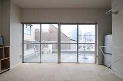 大きな窓の外は、共用のバルコニーです。（303号室）(2013-05-27,専有部,ROOM,3F)