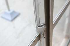 窓の鍵の様子。（305号室）	(2013-05-27,専有部,ROOM,3F)