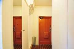 内部から見た玄関周辺の様子。ドアの内側は鮮やかオレンジ。左手の鏡が貼られた棚は靴箱です。(2012-06-07,周辺環境,ENTRANCE,5F)