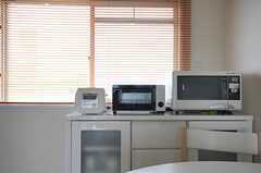 食器棚の上に置かれたキッチン家電。(2012-06-07,共用部,KITCHEN,5F)