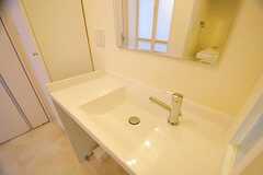 洗面台の様子。鏡にバスルームの折戸が映っています。(2012-06-07,共用部,OTHER,5F)