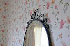 鏡の縁は、くるんと蔦が巻いているようなデザイン。（5013号室）(2012-06-07,専有部,ROOM,5F)