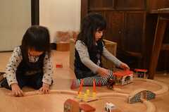 おもちゃで遊ぶ子供たち。(2014-02-23,共用部,PARTY,1F)