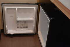 ミニ冷蔵庫の様子。（106号室）(2023-04-14,専有部,ROOM,1F)