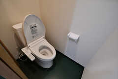 ウォシュレット付きトイレの様子。（107号室）(2023-04-14,専有部,ROOM,1F)