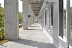 建物は複合施設内にあり、建物横の道は歩道として使用されています。(2023-04-14,共用部,OTHER,1F)
