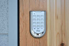 玄関の鍵はナンバー式のオートロックです。(2018-01-25,周辺環境,ENTRANCE,1F)