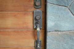 玄関ドアのハンドル。(2011-10-20,周辺環境,ENTRANCE,1F)