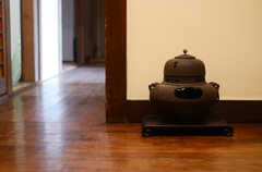足下には鉄の茶釜。廊下の先で右を見るとリビングです。(2011-10-20,共用部,OTHER,1F)
