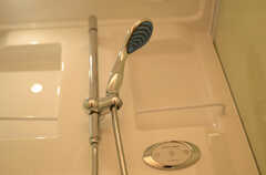 シャワーユニット内の照明はボタン操作で行います。(2011-10-20,共用部,BATH,1F)