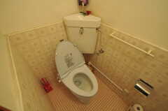 トイレの様子。ウォシュレット付きに変更予定とのこと。(2011-10-20,共用部,TOILET,1F)