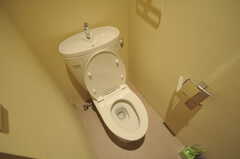 トイレの様子。ウォシュレット付きのトイレに変更予定との事。(2011-10-20,共用部,TOILET,2F)